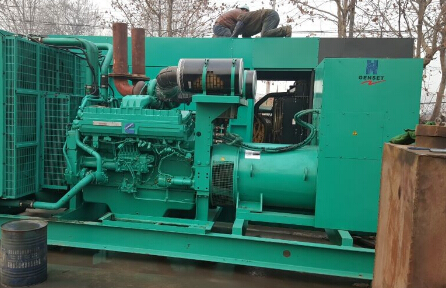 河池发电机组如何判断水冷式机油散热器内部是否需要清洗？